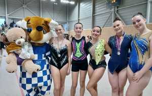Après le podium, nos gymnastes avec les mascottes.