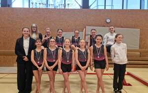 Rang du haut : Médaille d'argent GAF 3 : Colombe, Soline, Suzon et Eva.
Rang du bas : Médaille de bronze GAF : Taïs, Lola, Anouk, Ninon et Méline.
A gauche : Juges : Maélyne et Lilwenn 
A droite : Encadrantes : Justine et Charlotte