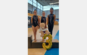Médaille de bronze : Pauline, Larina et Ayani