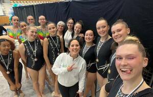 Les gymnastes, Stéphanie la coach et les juges : Ely, Pascale, Elodie et Iarina.