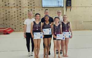 Maïwenn, Maéva, Mana, Jeanne avec l'entraineuse Céline et les juges Lilwenn et Maëlynn