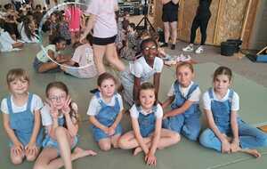 Nos toutes jeunes gymnastes impatientes de participer au spectacle de 16h00