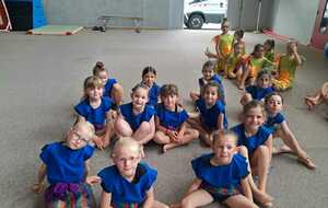 Nos toutes jeunes gymnastes impatientes de participer au spectacle de 16h00