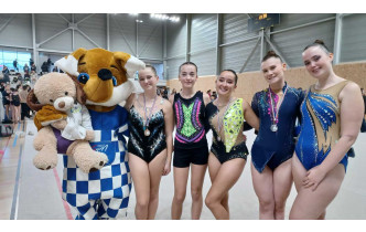 Après le podium, nos gymnastes avec les mascottes.