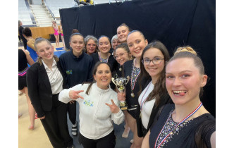 Les gymnastes entourées de la coach Stéphanie, des juges Pascale, Ely, Iarina et de Caroline cheffe de délégation.