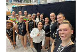 Les gymnastes, Stéphanie la coach et les juges : Ely, Pascale, Elodie et Iarina.