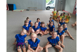 Nos toutes jeunes gymnastes impatientes de participer au spectacle de 16h00
