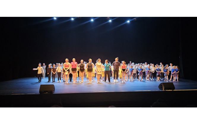 Nos 110 gymnastes réunies avec leurs entraineuses Céline,  Stéphanie, Justine et les entraineuses bénévoles Lilwenn, Maëlyne, Anouck, Iarina et Charlotte.