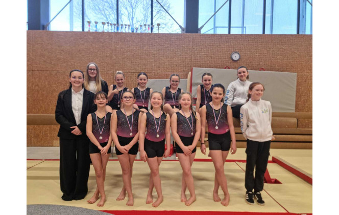 Rang du haut : Médaille d'argent GAF 3 : Colombe, Soline, Suzon et Eva.
Rang du bas : Médaille de bronze GAF : Taïs, Lola, Anouk, Ninon et Méline.
A gauche : Juges : Maélyne et Lilwenn 
A droite : Encadrantes : Justine et Charlotte