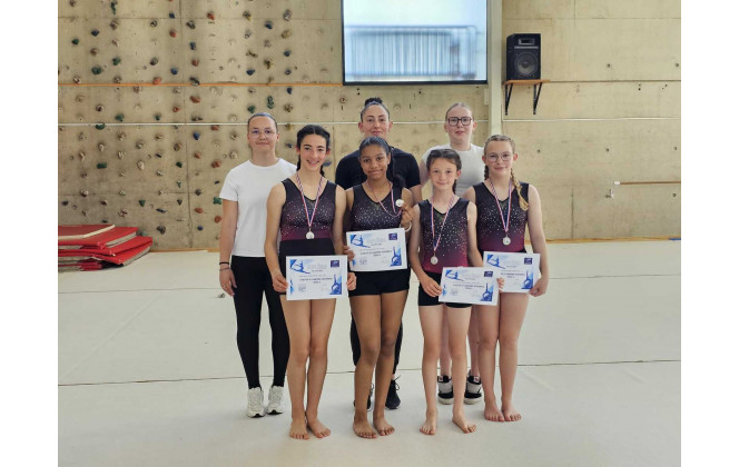 Maïwenn, Maéva, Mana, Jeanne avec l'entraineuse Céline et les juges Lilwenn et Maëlynn